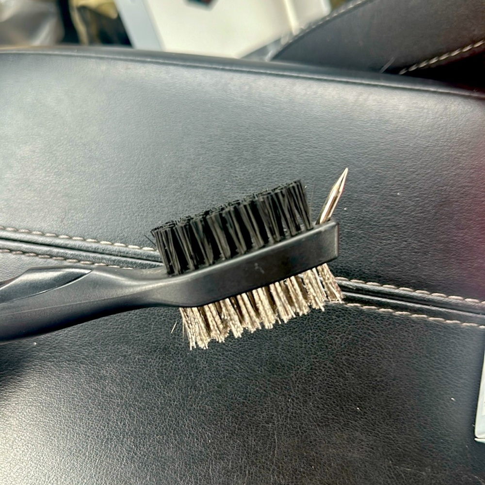 Retractable men’s golf brush, has been used still in good condition, black